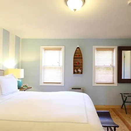 Charles And Charles Mv Bed & Breakfast Vineyard Haven Exterior photo
