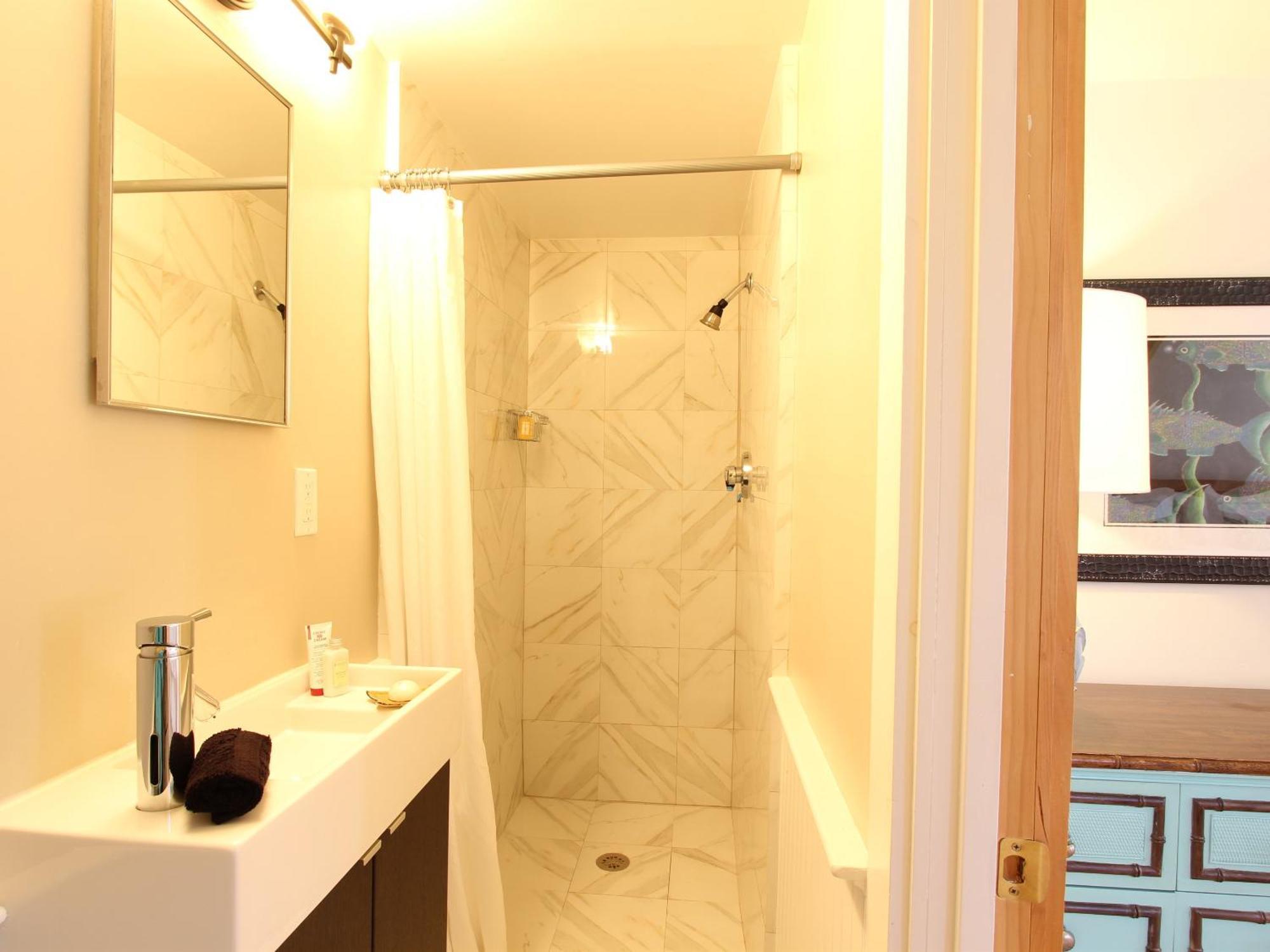 Charles And Charles Mv Bed & Breakfast 3*