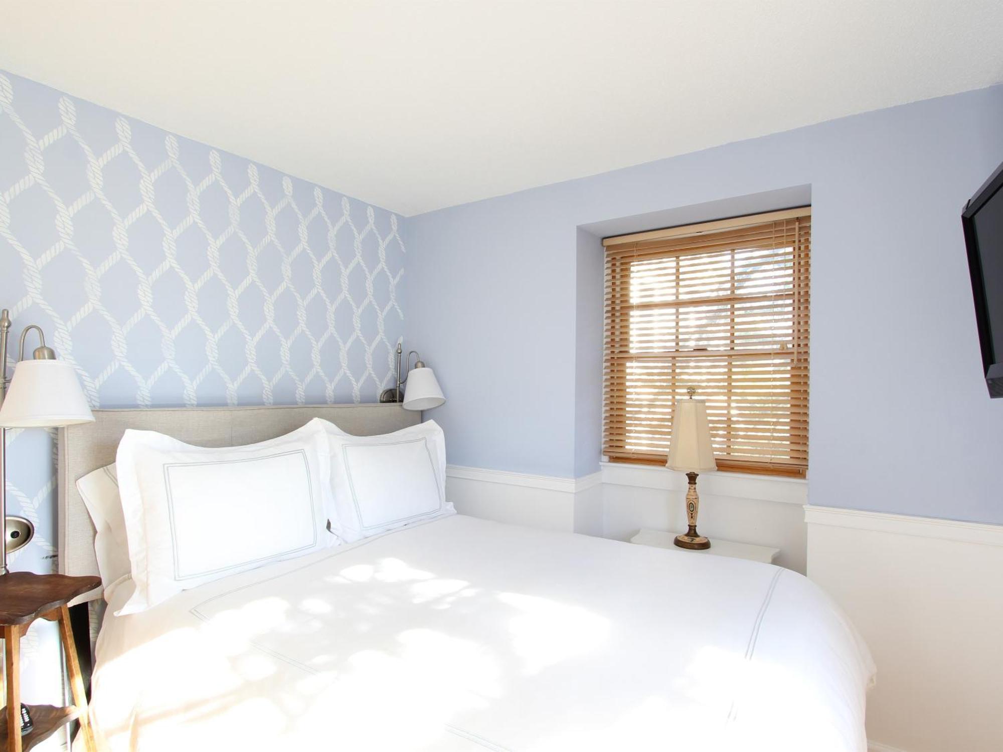 Charles And Charles Mv Bed & Breakfast 3*