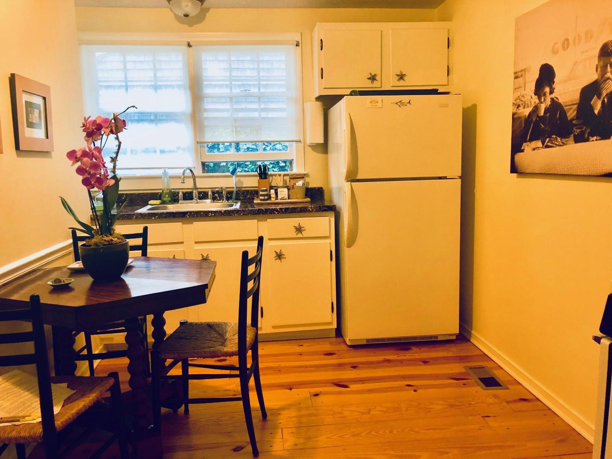 Charles And Charles Mv Bed & Breakfast 3*